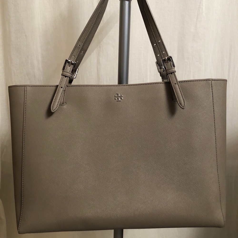 Authentic. Tory Burch Large Leather Toe